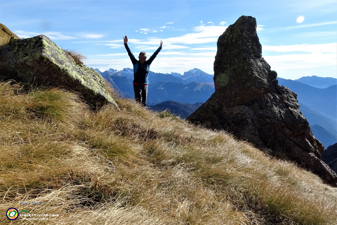 25 Tra roccioni con vista lontano in Arera.JPG